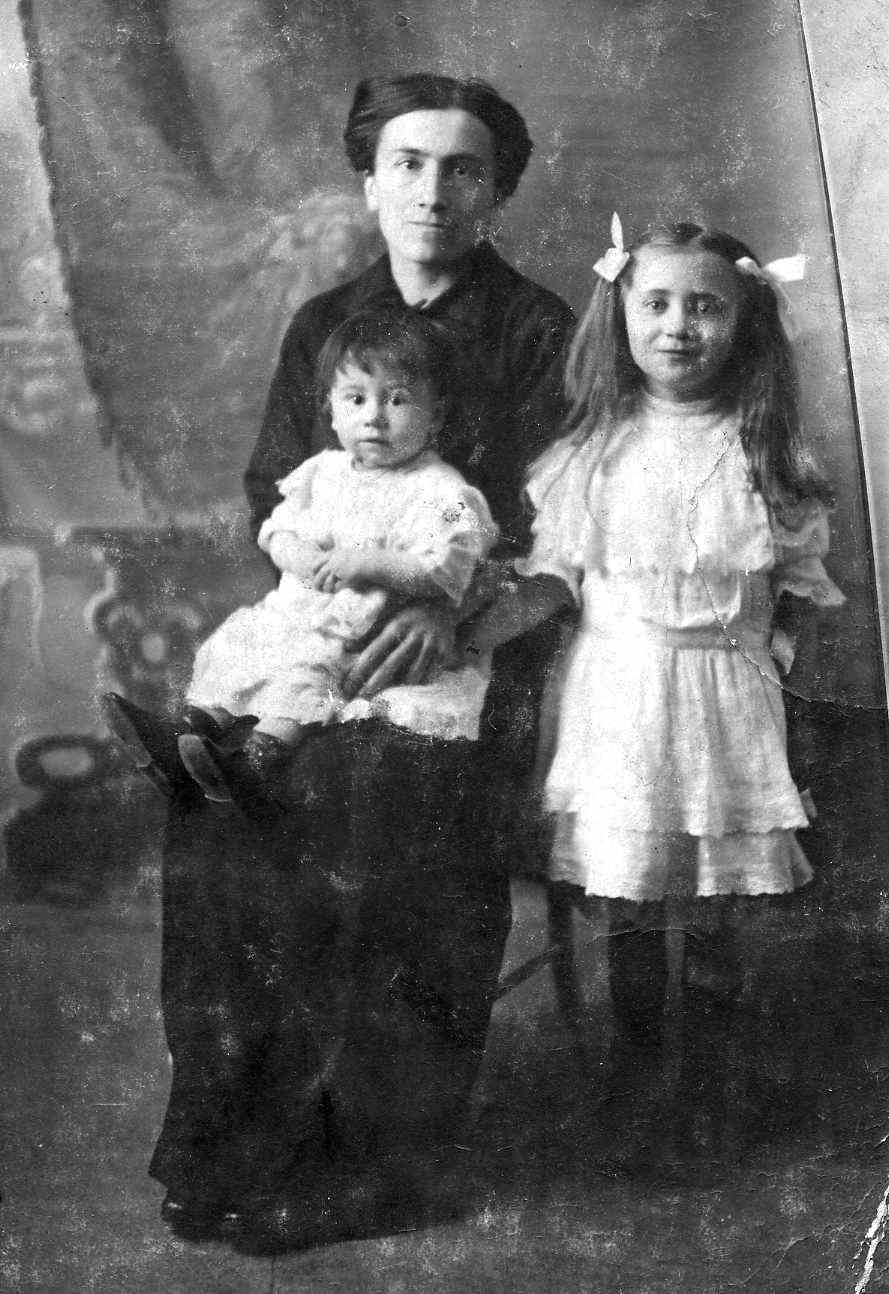 Adèle Mélanie Nègre et ses enfants en 1915 